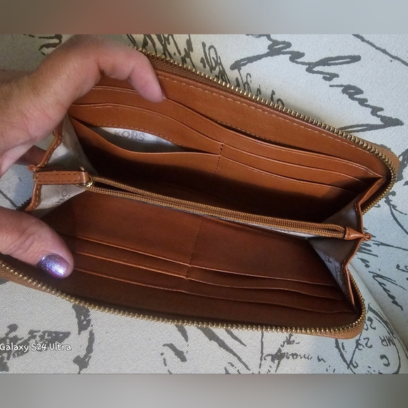 MICHAEL KORS Large Zip Around Wallet GUC - Picture 9 of 15